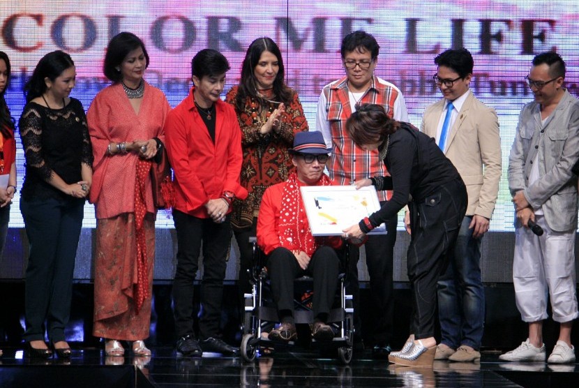 Sejumlah perancang busana dari IPMI, saat memberikan piagam penghargaan kepada Robby Tumewu di acara Jakarta Fashion Week 2012 bertajuk 