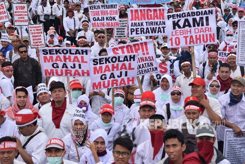 Sejumlah perawat yang tergabung dalam Persatuan Perawat Nasional Indonesia (PPNI) menggelar unjuk rasa di depan Gedung DPR/MPR, Jakarta, Kamis (16/3). 