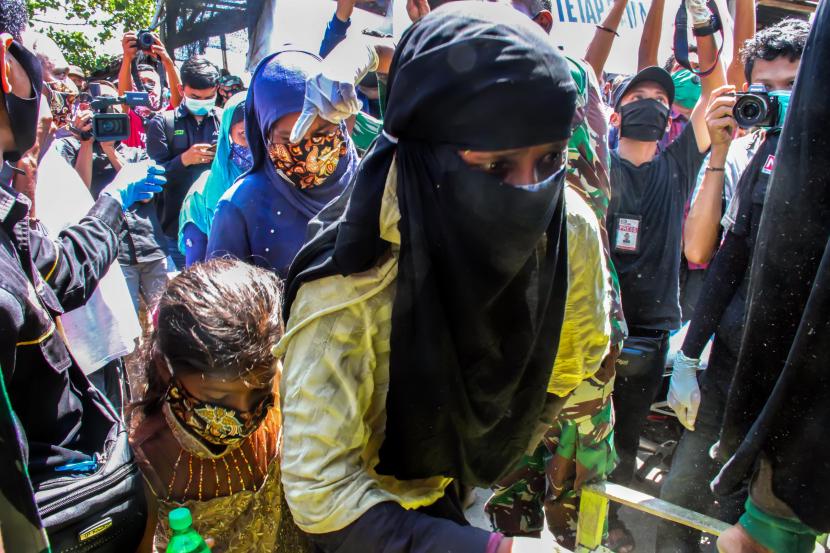 Sejumlah perempuan imigran etnis Rohingya menaiki truk evakuasi pascaterdampar di pesisir Pantai Ujong Blang, Lhokseumawe, Aceh, Senin (7/9/2020). Sebanyak 296 imigran etnis Rohingya, terdiri dari 104 orang laki-laki, 178 orang perempuan dan 14 orang anak-anak terdampar ke perairan Aceh pukul 02.30 WIB pada Senin (7/9/) dini hari.