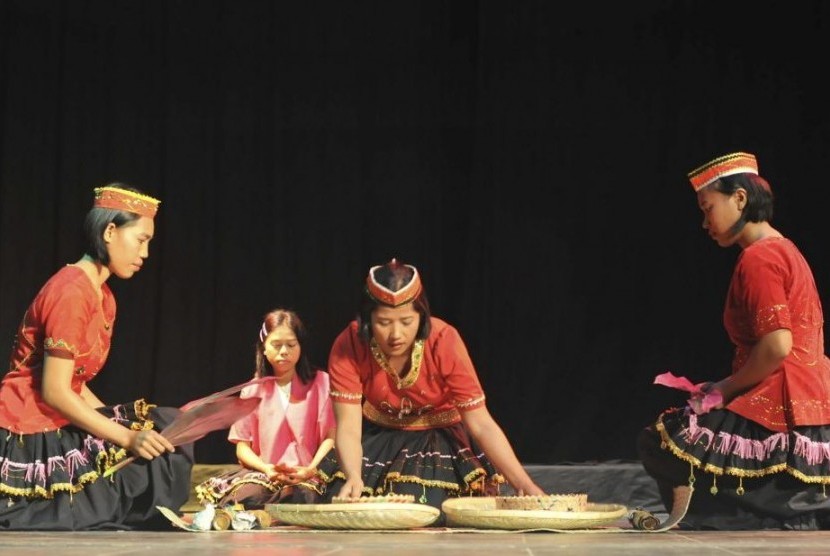 Sejumlah perempuan korban konflik Poso memainkan drama teaterikal bertajuk 'Senandung Damai Perempuan Tana Poso'. Drama itu dipentaskan untuk menyuarakan kerinduan para perempuan akan kedamaian di Poso.