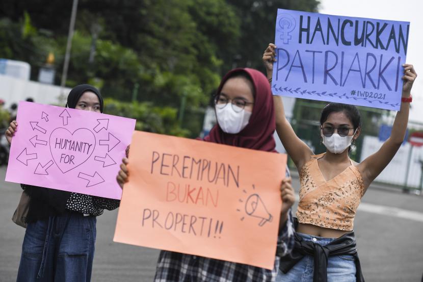 Sejumlah perempuan melakukan aksi unjuk rasa memperingati Hari Perempuan Internasional di Patung Kuda Arjuna Wiwaha, Jakarta, Senin (8/3/2021). Dalam aksinya mereka menyuarakan kesetaraan gender, perlawanan atas kekerasan seksual terhadap perempuan, dan ekspoitasi perempuan.