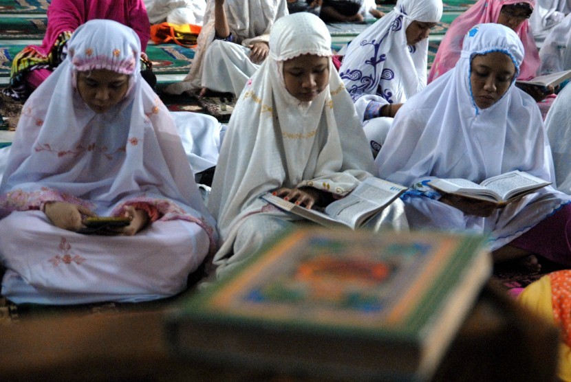 Sejumlah perempuan membaca Al Quran di Masjid Nasional Al Akbar Surabaya, Jawa Timur, Rabu (8/7) dini hari.