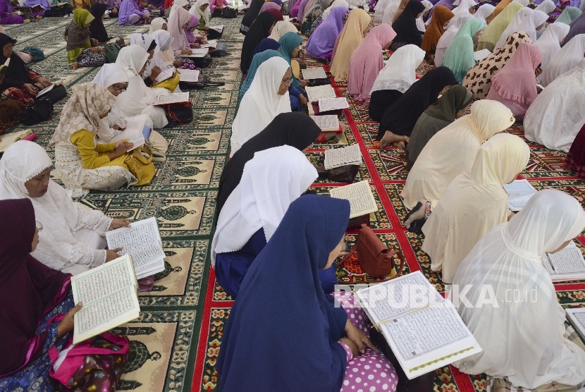 Sejumlah perempuan membaca kitab suci Al Quran saat mengikuti tadarus Al Quran Ramadhan 1438 H bersama ratusan umat muslim dari organisasi perempuan NTB di Pendopo Gubernur NTB di Mataram, Selasa (30/5).  