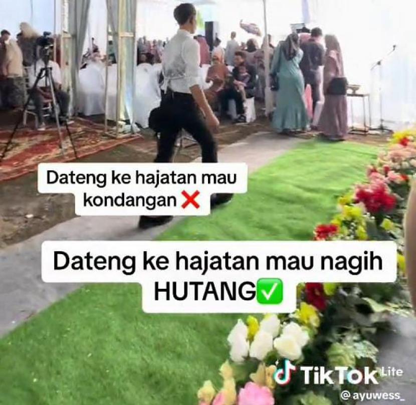 Sejumlah perempuan menagih utang kepada mempelai perempuan saat hajatan. 