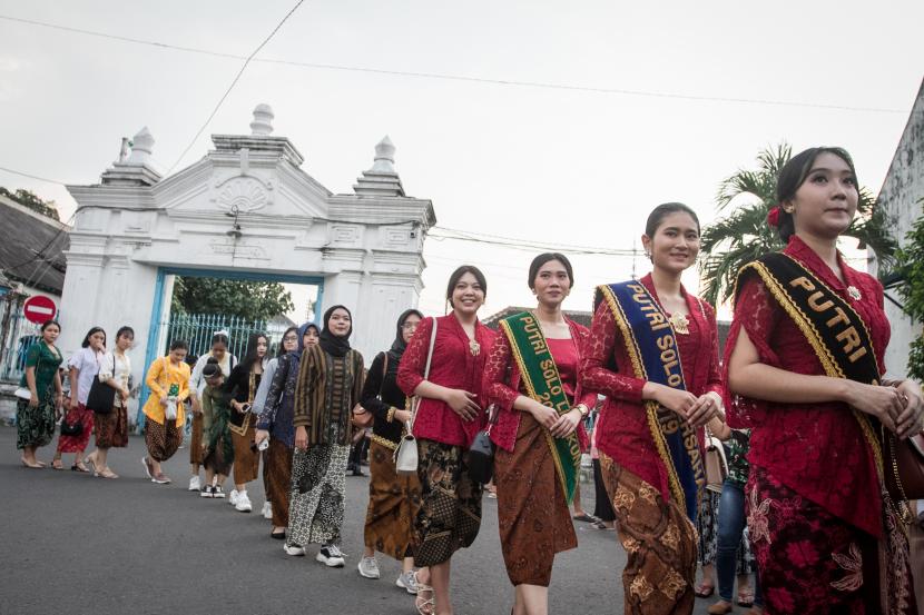 Sejumlah perempuan mengenakan kebaya saat mengikuti Parade Kebaya Nusantara di Keraton Kasunanan, Solo, Jawa Tengah.