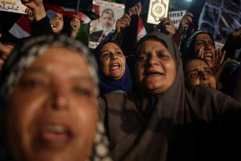  Sejumlah perempuan Mesir bergabung dengan aksi unjuk rasa menolak kudeta dan mendukung Presiden Mursi di luar Masjid Rabiah Al Adawiyah, Nasr City, Kairo, Rabu (31/7).   (AP / Khalil Hamra)