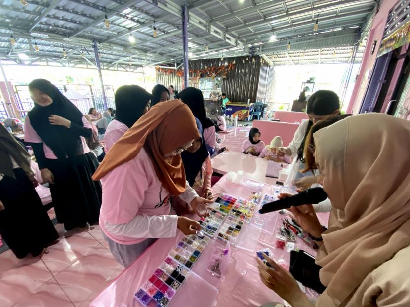 Sejumlah perempuan milenial mengikuti pelatihan membuat gelang dan cincin manik-manik atau kerajinan tangan di Kota Palangkaraya, Kalimantan Tengah. .