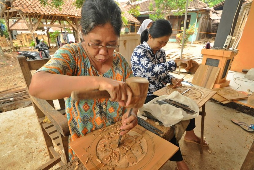 Perajin seni ukir di Desa Senenan, Kecamatan Tahunan, Kabupaten Jepara, Jawa Tengah. Firnitur UKM Jawa Tengah diminati pasar Jepang dan Belgia. 