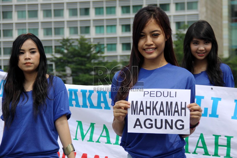  Sejumlah perempuan yang tergabung dalam Masyarakat Peduli Mahkamah Agung melakukan aksi di Bundaran HI, Jakarta, Jumat (3/5).   (Republika/Yasin Habibi)