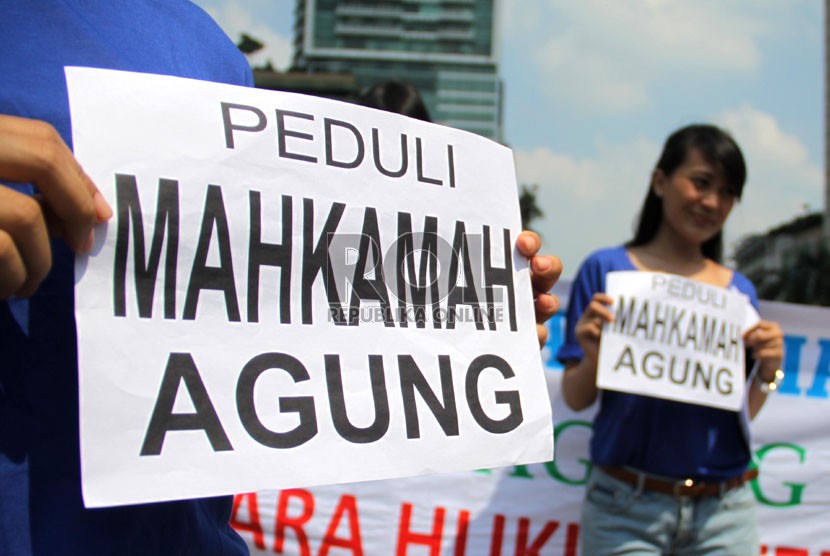  Sejumlah perempuan yang tergabung dalam Masyarakat Peduli Mahkamah Agung melakukan aksi di Bundaran HI, Jakarta, Jumat (3/5).   (Republika/Yasin Habibi)