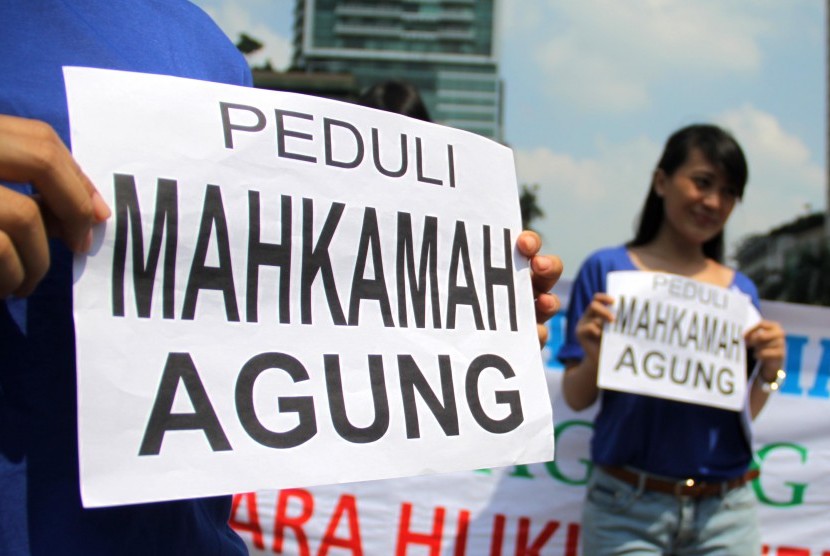 Sejumlah perempuan yang tergabung dalam Masyarakat Peduli Mahkamah Agung melakukan aksi di Bundaran HI, Jakarta, Jumat (3/5)