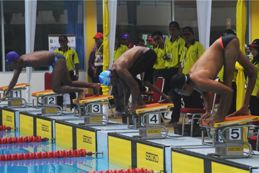  Sejumlah perenang melakukan start saat pertandingan final cabor renang nomor gaya dada 100M Putra S8 Pekan Paralimpic Nasional (Peparnas) XIV, di Arena Aquatik, Pekanbaru, Riau, Selasa, (9/10). 