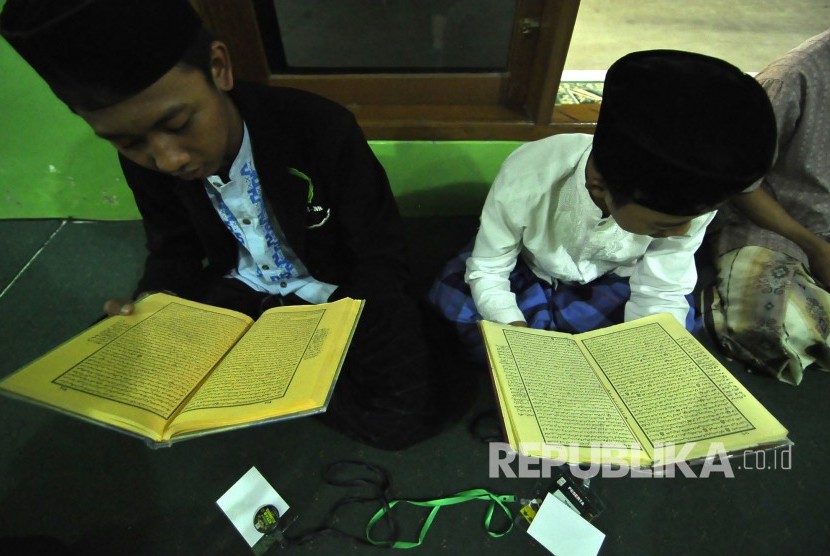 Sejumlah perserta latihan membaca kitab kuning saat mengikuti Musabaqoh Kitab Kuning di Pondok Pesantren Miftahul Falah, Jalan Gede Bage Selatan, Kota Bandung, Kamis (6/4). 