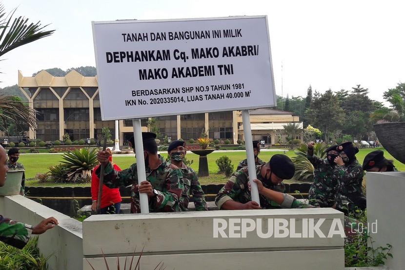 Sejumlah personel Akademi TNI memasang papan nama saat pematokan aset di kompleks Kantor Pemerintah Kota Magelang, Jawa Tengah.