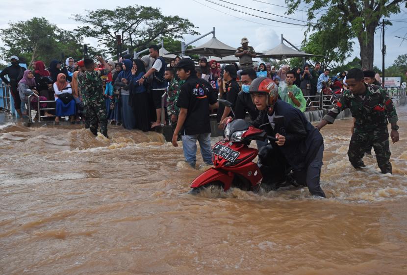 Sejumlah personel Badan Penanggulan Bencana Daerah (BPBD) Kota Serang mengevakuasi warga yang terjebak banjir di kawasan wisata Kraton Surosowan, Kasemen, Kota Serang, Banten, Selasa (1/3/2022).