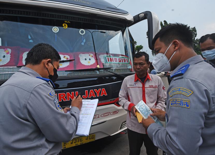 Sejumlah personel Balai Pengelola Transportasi Darat (BPTD) Wilayah VIII Provinsi Banten memeriksa surat-surat bus Antar Kota Antar Provinsi (AKAP) saat menggelar pemeriksaan kelayakan klendaraan di Terminal Pakupatan Kota Serang, Banten, Kamis (14/4/2022). Pemeriksaan tersebut dilakukan untuk menekan angka kecelakaan dan menjaga keamanan serta keselamatan penumpang seiring makin meningkatnya volume penumpang menjelang Lebaran. 