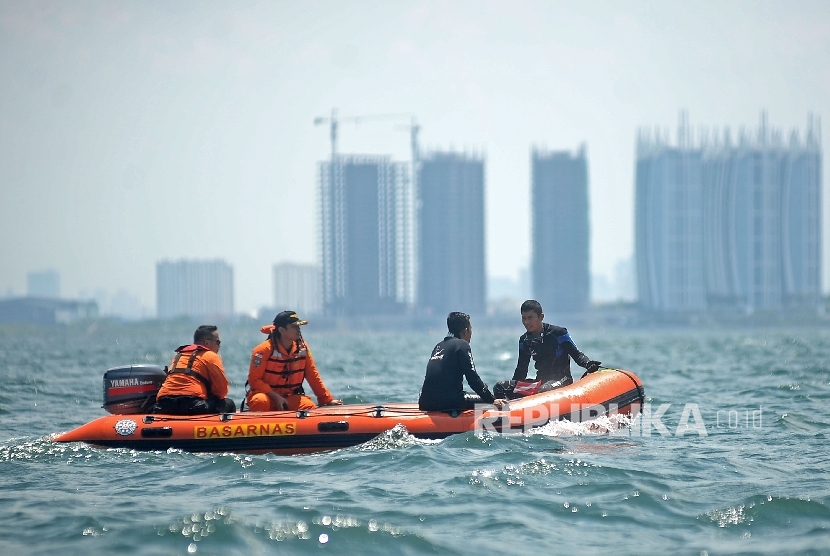 Sejumlah personel Basarnas mencari korban Kapal Zahro Express yang terbakar menggunakan perahu karet di Perairan Teluk Jakarta, Senin (2/1).