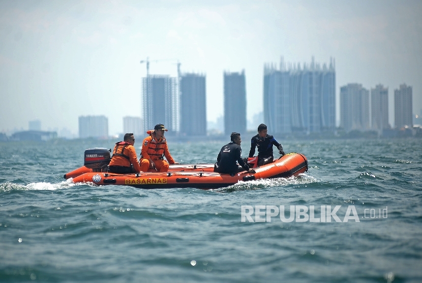 Sejumlah personel Basarnas mencari korban Kapal Zahro Express yang terbakar menggunakan perahu karet di Perairan Teluk Jakarta, Senin (2/1). 