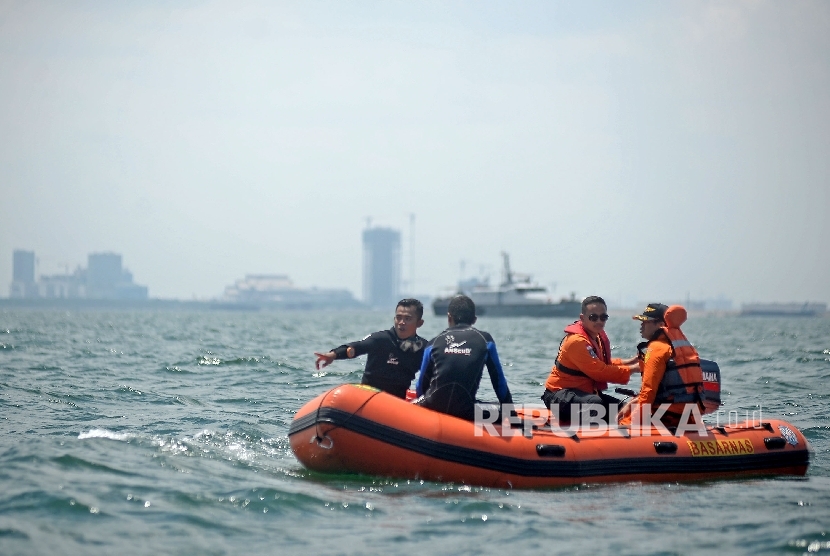 Sejumlah personel Basarnas mencari korban Kapal Zahro Express yang terbakar menggunakan perahu karet di Perairan Teluk Jakarta, Senin (2/1). 