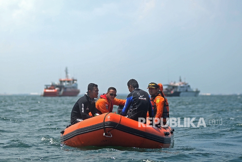 Sejumlah personel Basarnas mencari korban tenggelam di laut. (ilustrasi)