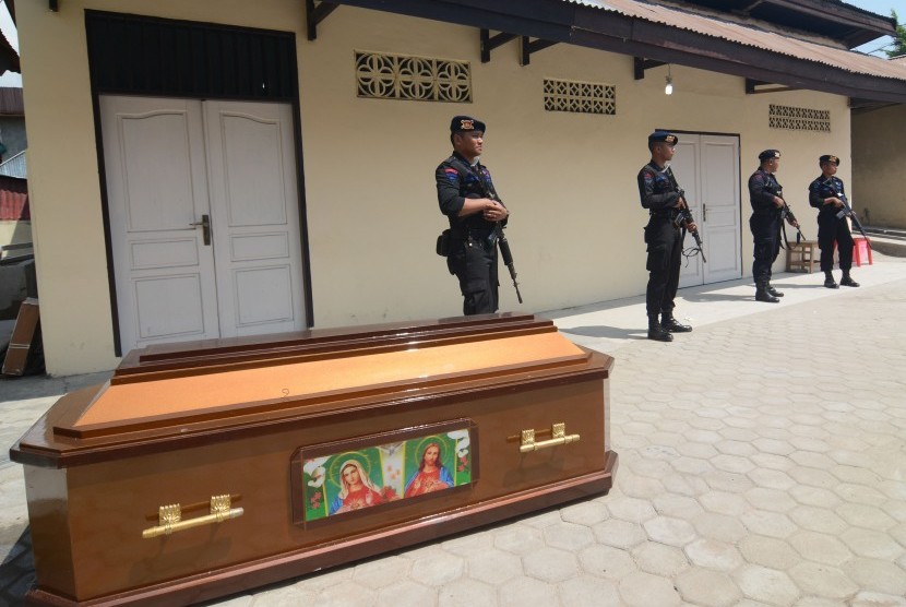 Sejumlah personel Brimob berjaga di depan kamar jenazah tempat terduga teroris Poso Bado alias Urwah alias Usama disemayamkan di RS Bhayangkara Palu, Sulawesi Tengah, Jumat (21/8). 