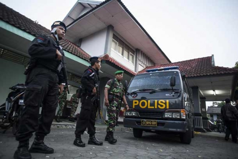  Sejumlah personel Brimob dan TNI bersenjata lengkap bersiaga setelah terjadi penyerbuan di Lapas 2B Cebongan, Sleman, Yogyakarta, Sabtu (23/3).