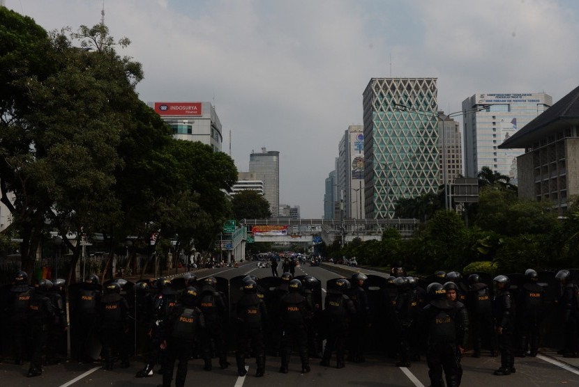 Sejumlah personel Brimob memblokade jalan ketika berlangsungnya aksi penolakan hasil keputusan KPU pada Pilpres 2019 di sekitar Jalan MH. Thamrin, Jakarta, Rabu (22/5/2019). 