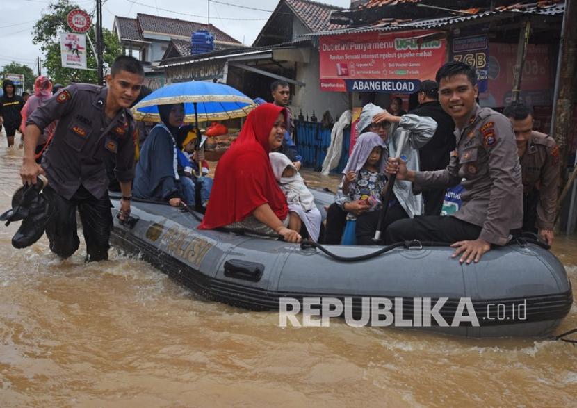 Evakuasi warga terdampak banjir (ilustrasi).
