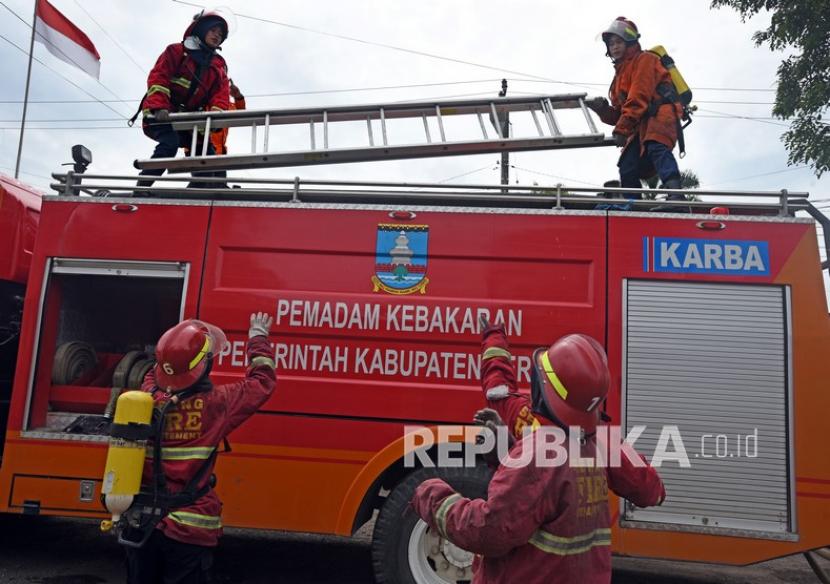 Sejumlah personel Dinas Pemadam Kebakaran (Damkar), ilustrasi