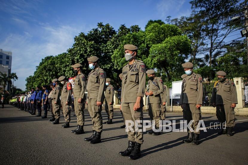 Sejumlah personel gabungan mengikuti apel gabungan di Mapolrestro Tangerang Kota, Banten, Jumat (2/7/2021). Apel gabungan yang diikuti oleh TNI, Polri dan dinas terkait tersebut dalam rangka persiapan Operasi Aman Nusa II sebagai lanjutan penanganan COVID-19 dan PPKM Darurat di Kota Tangerang. 