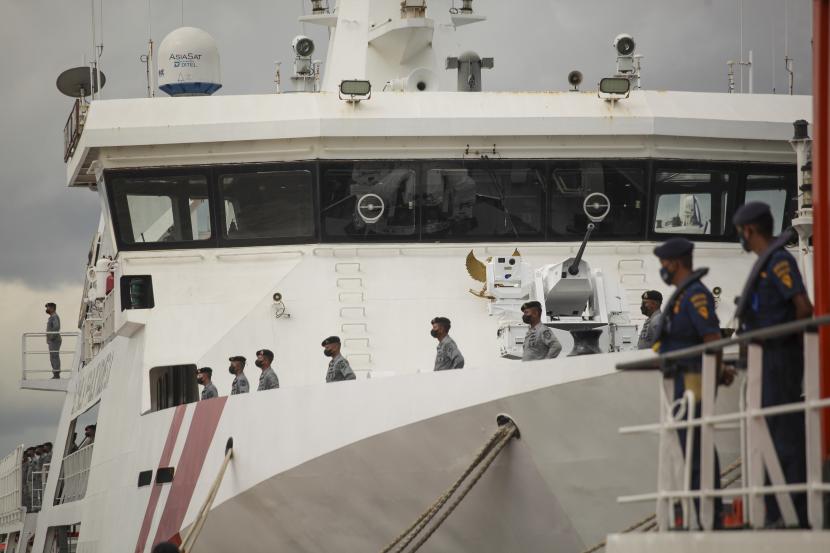 Bakamla bersama TNI AL, Polair, PSDKP, Bea Cukai, dan KPLP menggelar patroli bersama dalam rangka penegakan hukum di laut.