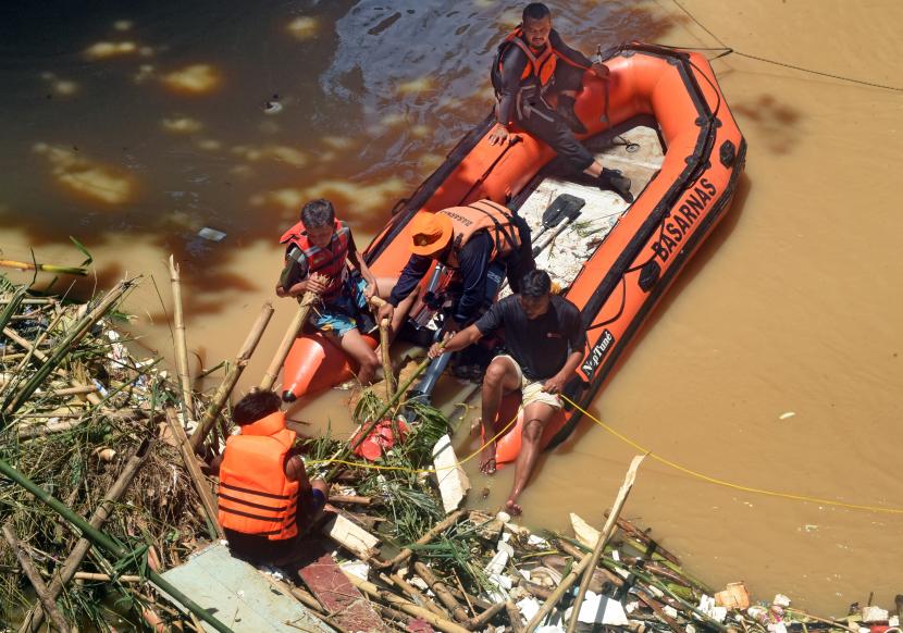 Sejumlah personel Kantor Pencarian dan Pertolongan (Basarnas) Provinsi Banten menggelar operasi pencarian warga korban banjir yang terbawa arus sungai (ilustrasi).