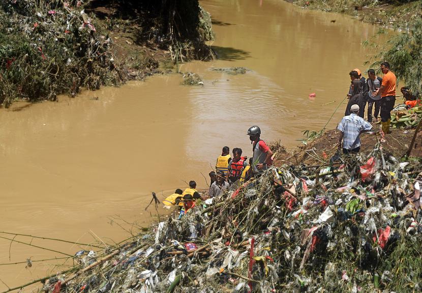 Sejumlah personel Kantor Pencarian dan Pertolongan (Basarnas) Banten menggelar operasi pencarian korban yang hanyut di sungai (ilustrasi) 
