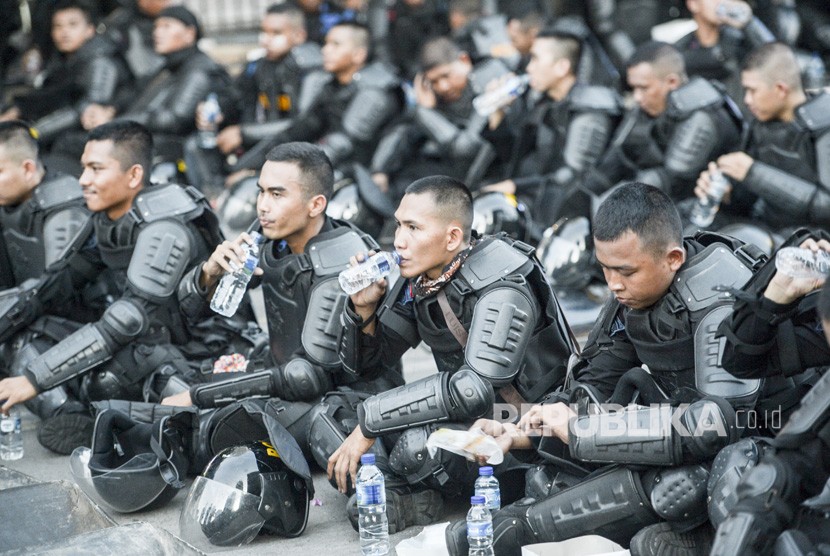 A number of police personnel broke the fast together after the peaceful security action on Jalan MH Thamrin, Jakarta, Friday, May 24, 2019.