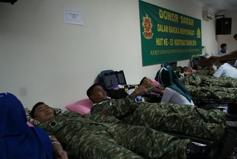 Sejumlah personel Kostrad sedang menjalani donor darah