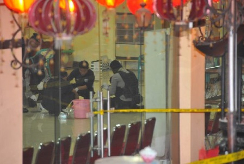 Sejumlah personel labfor Mabes Polri melakukan olah TKP ledakan bom di Vihara Ekayana Graha Tanjung Duren, Jakarta, Minggu (4/8). 