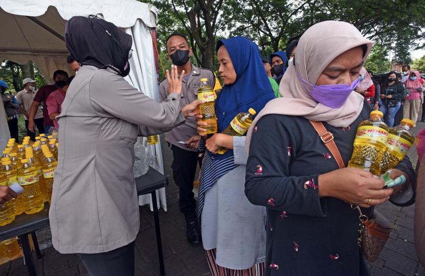 Pemerintah Provinsi Sulawesi Barat menyediakan minyak goreng murah untuk warga yang melakukan vaksinasi di area Marasa Corner, kompleks perkantoran Gubernur Sulbar.  (ILUSTRASI)