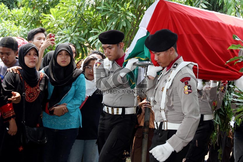   Sejumlah personel polisi mengusung peti berisi jenazah almarhum Aipda Anumerta Sukardi saat prosesi pemakaman di TPU Kemiri, Jakarta Timur. Rabu (11/9). (Republika/Adhi Wicaksono)