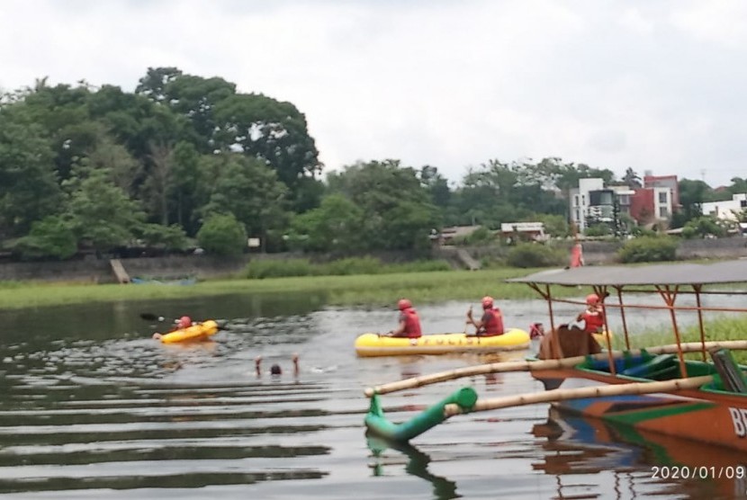 Sejumlah personel Polres Tasikmalaya Kota menggelar simulasi evakuasi korban bencana banjir di Situ Gede, Kota Tasikmalaya, Kamis (8/1).