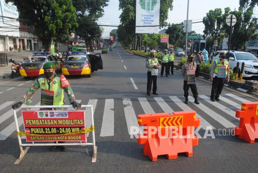 Pemerintah Kota Bogor, Jawa Barat, berharap ada relaksasi setelah PPKM Level 4 pada 3-9 Agustus 2021. Selain itu, Pemkot Bogor juga berharap ada penurunan jenjang PPKM. (Foto: Penutupan jalan Simpang Warung Jambu, Kota Bogor, Jawa Barat)