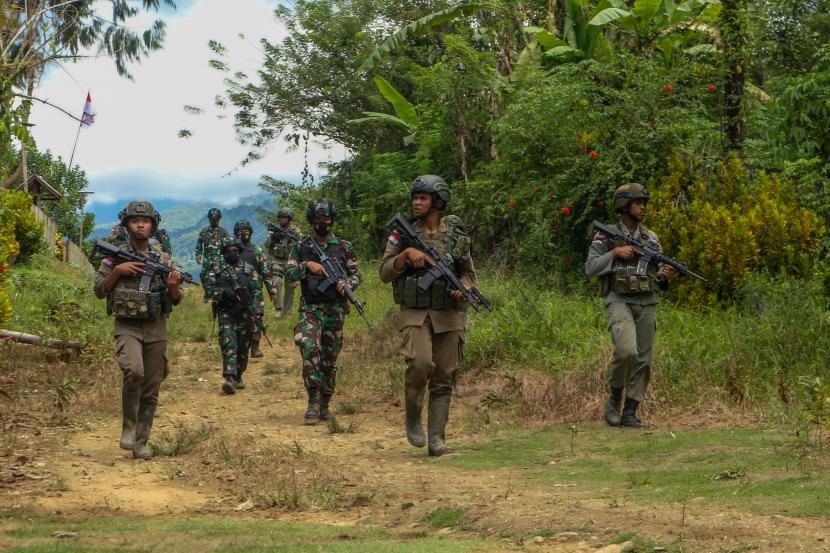 Sejumlah personel Polri dan TNI yang tergabung dalam Satgas Madago Raya melakukan patroli di pegunungan Manggalapi, Sigi, Sulawesi Tengah, Senin (16/8/2021).