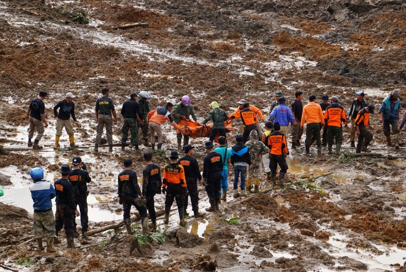 Sejumlah personel SAR dan TAGANA mengevakuasi korban longsor di Dusun Jemblung, Desa Sampang, Kecamatan Karangkobar, Banjarnegara, Jateng, Sabtu (13/12). Longsor menimbun 40 rumah di desa itu pada Jumat (12/12) sore. 