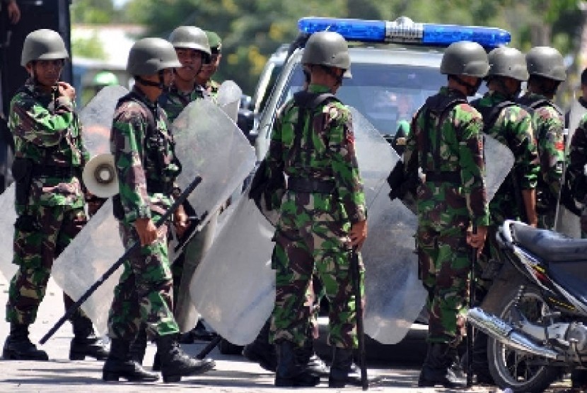 Sejumlah personel TNI AD dari Batalyon 711 Raksatama lengkap dengan tameng mereka diturunkan untuk membantu Polri setelah terjadinya bentrokan warga antar desa di Palu, Sulawesi Tengah, Rabu (4/4). Akibat bentrokan itu sedikitnya lima rumah terbakar, dua p