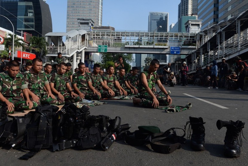 Fakta-Fakta tentang Sholat Zhuhur dan Keutamaannya. Foto: Sejumlah personel TNI AD menunaikan Sholat Zhuhur ketika berjaga di depan gedung Bawaslu, Jalan MH. Thamrin, Jakarta, Rabu (22/5/2019).