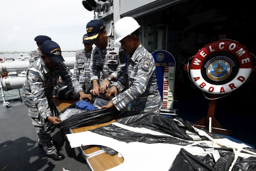   Sejumlah personel TNI AL menunjukkan paket alat keselamatan milik AirAsia QZ8501 temuan kapal MV Swift Rescue Singapura di gladak KRI Ahmad Yani-351, Semarang, Jateng, Senin (12/1). (Antara/Joko Sulistyo)