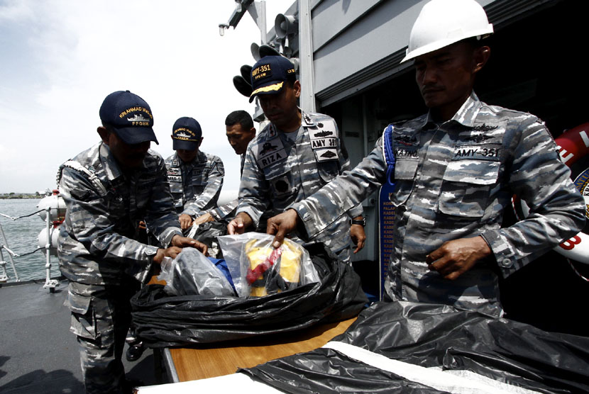  Sejumlah personel TNI AL menunjukkan paket alat keselamatan milik AirAsia QZ8501 temuan kapal MV Swift Rescue Singapura di gladak KRI Ahmad Yani-351, Semarang, Jateng, Senin (12/1). (Antara/Joko Sulistyo)