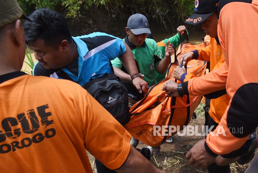 Sejumlah personil BPBD dan relawan mengevakuasi jenazah / Ilustrasi 