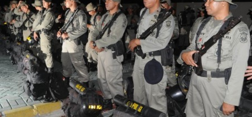 Sejumlah personil Brimob Polda Sulselbar bersiap untuk diberangkatkan ke Ambon di Asrama Brimob Aluddin Makassar, Sulsel, Ahad (11/9). 