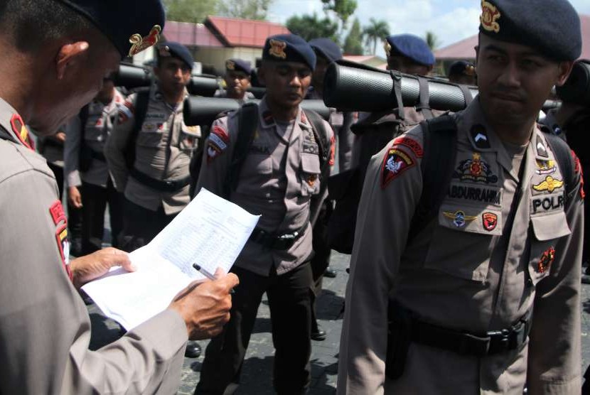 Sejumlah personil Brimob Polda Sultra mengikuti apel sebelum diberangkatkan ke lokasi gempa bumi di Palu dan Donggala, di Kendari, Sulawesi Tenggara, Sabtu (29/9).