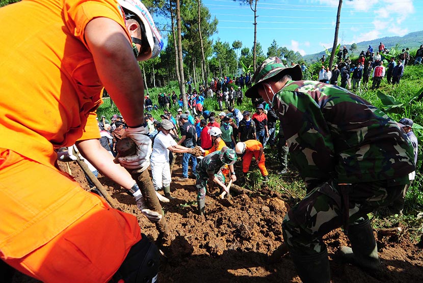  Sejumlah personil gabungan TNI, Basarnas dan polisi melakukan pencarian korban longsor di Kampung Cibitung, Desa Margamukti, Pangalengan, Kabupaten Bandung, Rabu (6/5).   (foto : Septianjar Muharam)
